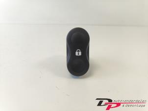 Gebruikte Schakelaar Centr. Deurvergrendeling Dacia Sandero I (BS) 1.2 16V Prijs € 8,00 Margeregeling aangeboden door DP Auto-onderdelen & Demontage