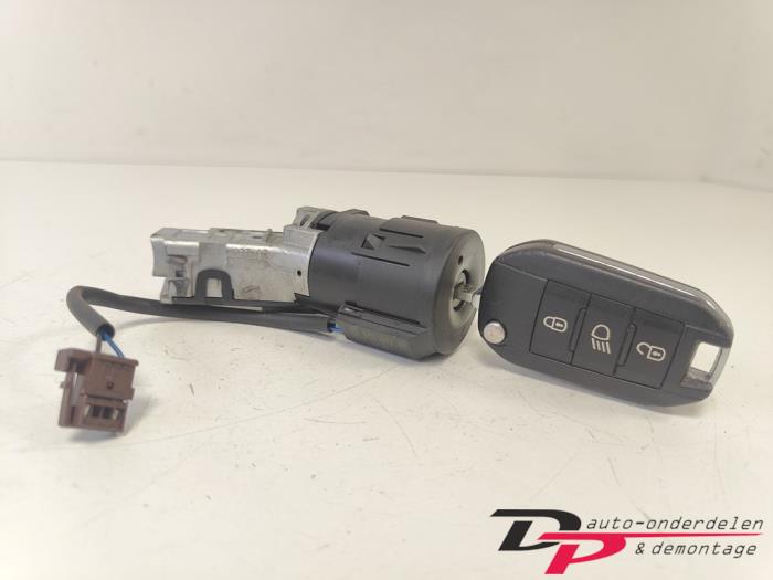 Kontaktslot + computer van een Peugeot 208 I (CA/CC/CK/CL) 1.2 Vti 12V PureTech 82 2012