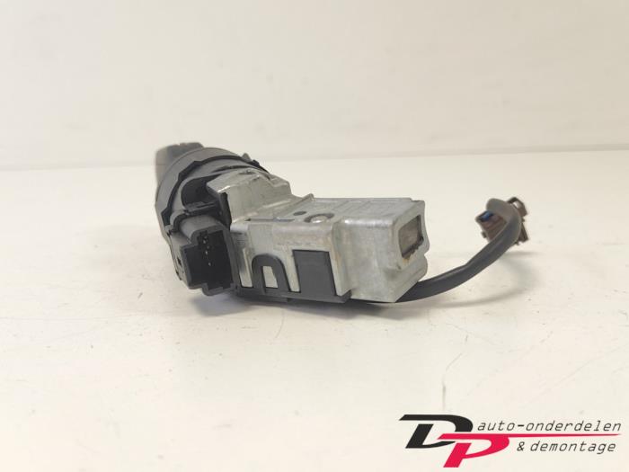 Kontaktslot + computer van een Peugeot 208 I (CA/CC/CK/CL) 1.2 Vti 12V PureTech 82 2012