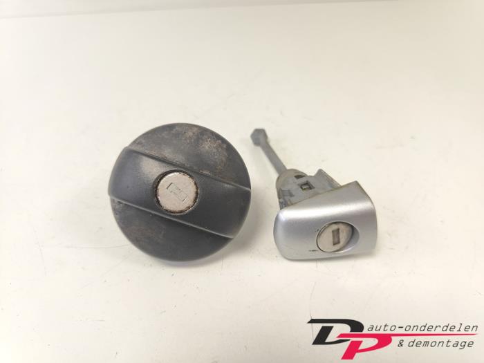 Kontaktslot + computer van een Peugeot 208 I (CA/CC/CK/CL) 1.2 Vti 12V PureTech 82 2012