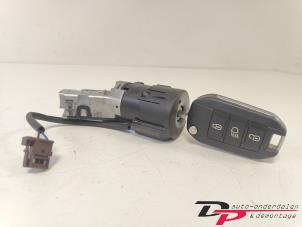 Kontaktslot + computer van een Peugeot 208 I (CA/CC/CK/CL) 1.2 Vti 12V PureTech 82 2012