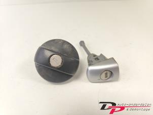 Kontaktslot + computer van een Peugeot 208 I (CA/CC/CK/CL) 1.2 Vti 12V PureTech 82 2012