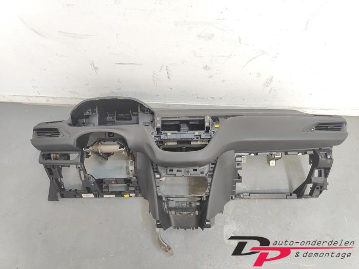 Gebruikte Dashboard Peugeot 208 I (CA/CC/CK/CL) 1.2 Vti 12V PureTech 82 Prijs € 225,00 Margeregeling aangeboden door DP Auto-onderdelen & Demontage