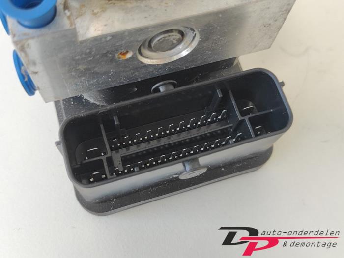 ABS Pomp van een Citroën C3 Picasso (SH) 1.4 16V VTI 95 2014