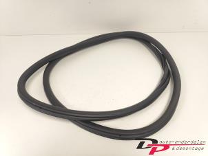 Gebruikte Portierrubber 4Deurs rechts-voor Peugeot 5008 II (M4/MC/MJ/MR) 1.2 12V e-THP PureTech 130 Prijs € 25,00 Margeregeling aangeboden door DP Auto-onderdelen & Demontage