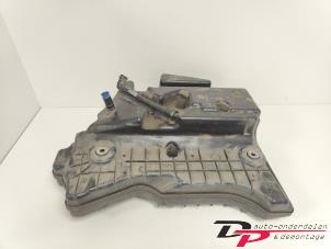 Gebruikte Additatief tank Mercedes E (W213) E-220d 2.0 Turbo 16V Prijs € 299,00 Margeregeling aangeboden door DP Auto-onderdelen & Demontage