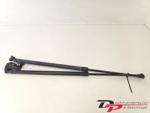 Gebruikte Set Gasdempers Achterklep Renault Grand Scénic III (JZ) 1.4 16V TCe 130 Prijs € 17,00 Margeregeling aangeboden door DP Auto-onderdelen & Demontage