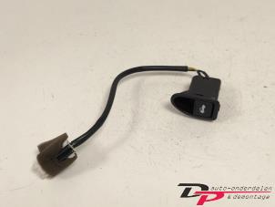 Gebruikte Schakelaar achterklep Hyundai Coupe 2.0i 16V CVVT Prijs € 14,95 Margeregeling aangeboden door DP Auto-onderdelen & Demontage