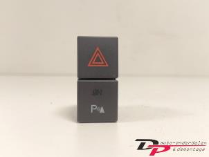 Gebruikte Schakelaar Paniekverlichting Ford C-Max (DM2) 1.8 16V Prijs € 9,00 Margeregeling aangeboden door DP Auto-onderdelen & Demontage