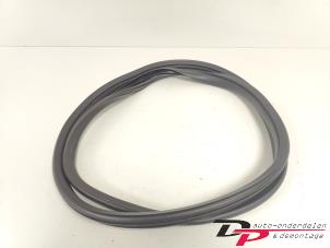 Gebruikte Portierrubber 4Deurs links-achter Peugeot 108 1.0 12V Prijs € 15,00 Margeregeling aangeboden door DP Auto-onderdelen & Demontage