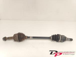 Gebruikte Aandrijfas links-voor Peugeot 108 1.0 12V Prijs € 19,95 Margeregeling aangeboden door DP Auto-onderdelen & Demontage