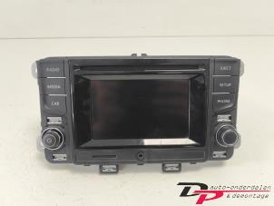 Gebruikte Radio CD Speler Volkswagen Polo V (6R) 1.0 12V BlueMotion Technology Prijs € 120,00 Margeregeling aangeboden door DP Auto-onderdelen & Demontage