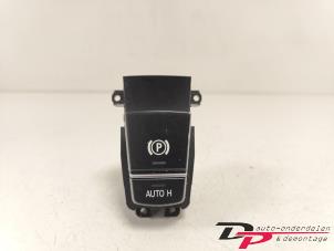 Gebruikte Schakelaar handrem BMW 5 serie Touring (F11) 520d xDrive 16V Prijs € 9,95 Margeregeling aangeboden door DP Auto-onderdelen & Demontage