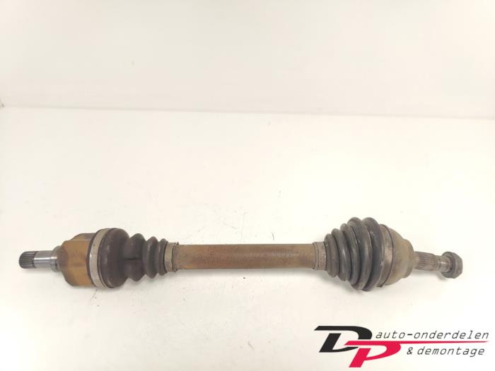 Gebruikte Aandrijfas links-voor Peugeot 5008 I (0A/0E) 1.6 THP 16V Prijs € 19,00 Margeregeling aangeboden door DP Auto-onderdelen & Demontage