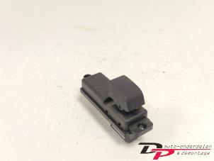 Gebruikte Raam schakelaar elektrisch Mazda 2 (DE) 1.3 16V MZR Prijs € 5,00 Margeregeling aangeboden door DP Auto-onderdelen & Demontage