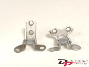 Gebruikte Scharnier deur links-achter Peugeot 108 1.0 12V Prijs € 15,00 Margeregeling aangeboden door DP Auto-onderdelen & Demontage