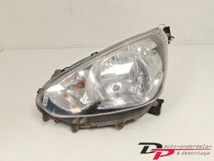 Gebruikte Koplamp links Mitsubishi Space Star (A0) 1.2 12V Prijs € 100,00 Margeregeling aangeboden door DP Auto-onderdelen & Demontage