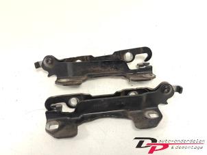 Gebruikte Motorkap Scharnier Alfa Romeo 159 (939AX) 1.8 MPI 16V Prijs € 20,00 Margeregeling aangeboden door DP Auto-onderdelen & Demontage