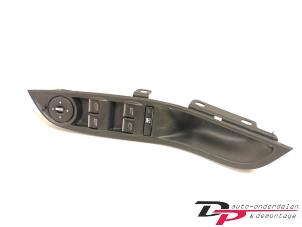 Gebruikte Elektrisch Raam Schakelaar Ford Focus 3 Wagon 1.0 Ti-VCT EcoBoost 12V 125 Prijs € 14,00 Margeregeling aangeboden door DP Auto-onderdelen & Demontage