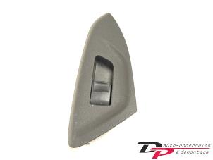 Gebruikte Raam schakelaar elektrisch Peugeot 108 1.0 12V VVT-i Prijs € 9,00 Margeregeling aangeboden door DP Auto-onderdelen & Demontage