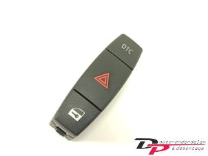 Gebruikte Schakelaar Paniekverlichting BMW 1 serie (E81) 118d 16V Prijs € 7,00 Margeregeling aangeboden door DP Auto-onderdelen & Demontage