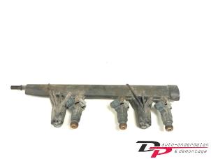 Gebruikte Injector brug Peugeot 208 I (CA/CC/CK/CL) 1.0 Vti 12V PureTech Prijs € 19,00 Margeregeling aangeboden door DP Auto-onderdelen & Demontage