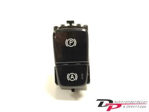 Gebruikte Schakelaar handrem Volvo XC40 (XZ) 2.0 B4 16V Mild Hybrid Autom. Prijs € 27,95 Margeregeling aangeboden door DP Auto-onderdelen & Demontage