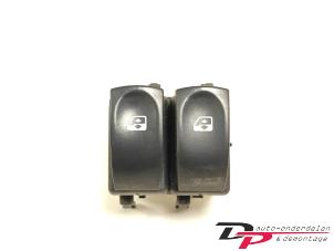 Gebruikte Ruit schakelaar elektrisch Renault Clio III (BR/CR) 1.2 16V 75 Prijs € 9,00 Margeregeling aangeboden door DP Auto-onderdelen & Demontage