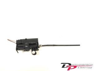 Gebruikte Tankklep Vergrendelingsmotor Renault Clio IV (5R) 0.9 Energy TCE 90 12V Prijs € 20,00 Margeregeling aangeboden door DP Auto-onderdelen & Demontage