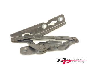 Gebruikte Motorkap Scharnier Ford C-Max (DXA) 1.0 Ti-VCT EcoBoost 12V 125 Prijs € 15,00 Margeregeling aangeboden door DP Auto-onderdelen & Demontage