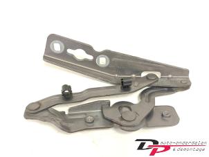 Gebruikte Motorkap Scharnier Ford C-Max (DXA) 1.0 Ti-VCT EcoBoost 12V 125 Prijs € 15,00 Margeregeling aangeboden door DP Auto-onderdelen & Demontage