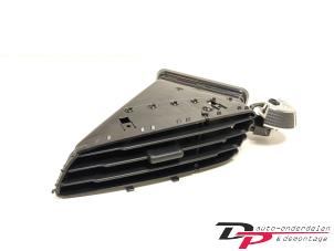 Gebruikte Luchtrooster Dashboard Ford C-Max (DXA) 1.0 Ti-VCT EcoBoost 12V 125 Prijs € 14,00 Margeregeling aangeboden door DP Auto-onderdelen & Demontage