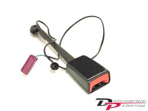 Gebruikte Veiligheidsgordel Insteek rechts-voor Ford C-Max (DXA) 1.0 Ti-VCT EcoBoost 12V 125 Prijs € 13,00 Margeregeling aangeboden door DP Auto-onderdelen & Demontage