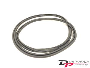 Gebruikte Portierrubber 4Deurs links-achter Volvo XC40 (XZ) 2.0 B4 16V Mild Hybrid Autom. Prijs € 20,00 Margeregeling aangeboden door DP Auto-onderdelen & Demontage