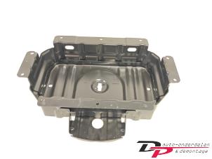 Gebruikte Accubak Volvo XC40 (XZ) 2.0 B4 16V Mild Hybrid Autom. Prijs € 25,00 Margeregeling aangeboden door DP Auto-onderdelen & Demontage