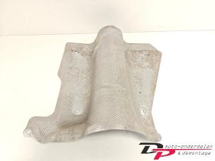 Gebruikte Hitteschild uitlaat Volvo XC40 (XZ) 2.0 B4 16V Mild Hybrid Autom. Prijs € 30,00 Margeregeling aangeboden door DP Auto-onderdelen & Demontage