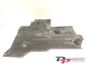 Gebruikte Bodem beschermplaat Volvo XC40 (XZ) 2.0 B4 16V Mild Hybrid Autom. Prijs € 30,00 Margeregeling aangeboden door DP Auto-onderdelen & Demontage