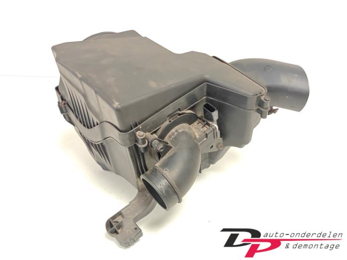 Gebruikte Luchtfilterhuis Ford Focus 3 Wagon 1.0 Ti-VCT EcoBoost 12V 125 Prijs € 19,00 Margeregeling aangeboden door DP Auto-onderdelen & Demontage