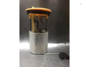 Gebruikte Tank element Pomp Volkswagen Passat (3C2) 2.0 Blue TDI 16V Prijs € 75,00 Margeregeling aangeboden door Uittenbogaard onderdelen BV