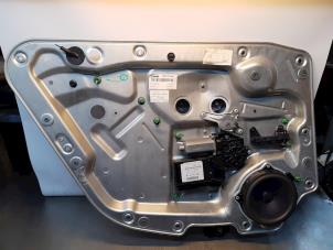 Gebruikte Raammechaniek 4Deurs links-achter Volkswagen Phaeton (3D) 3.0 V6 TDI 24V 4Motion Prijs € 100,00 Margeregeling aangeboden door Uittenbogaard onderdelen BV