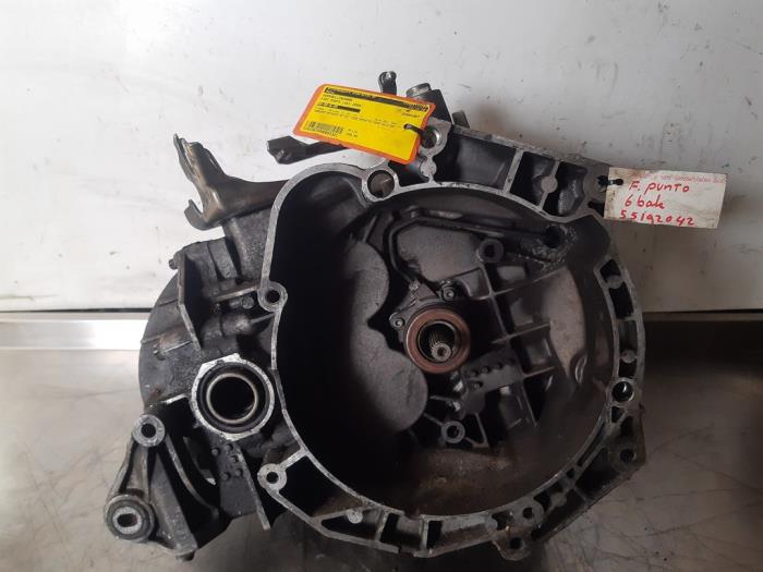 Gebruikte Versnellingsbak Fiat Punto II (188) 1.3 JTD 16V Prijs € 250,00 Margeregeling aangeboden door Uittenbogaard onderdelen BV
