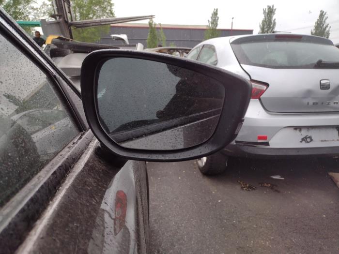 Buitenspiegel rechts van een Mazda 3 (BP) 2.0 SkyActiv-X 180 M Hybrid 16V 2020