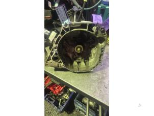 Gebruikte Versnellingsbak Renault Clio IV (5R) 0.9 Energy TCE 90 12V Prijs € 450,00 Margeregeling aangeboden door Uittenbogaard onderdelen BV
