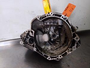 Gebruikte Versnellingsbak Opel Corsa D 1.0 12V Twinport Prijs € 225,00 Margeregeling aangeboden door Uittenbogaard onderdelen BV