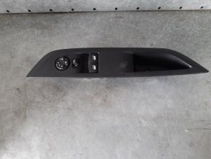 Gebruikte Schakelaar Elektrisch Raam Peugeot 208 II (UB/UH/UP) 1.2 Vti 12V 82 Prijs € 70,00 Margeregeling aangeboden door Uittenbogaard onderdelen BV