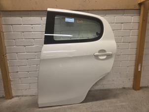 Gebruikte Deur 4Deurs links-achter Peugeot 108 1.0 12V Prijs € 175,00 Margeregeling aangeboden door Uittenbogaard onderdelen BV
