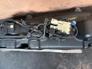 Gebruikte Adblue tank Volkswagen Crafter 2.5 TDI 30/32/35 Prijs € 400,00 Margeregeling aangeboden door Uittenbogaard onderdelen BV