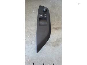 Gebruikte Raam schakelaar elektrisch Toyota Yaris IV (P21/PA1/PH1) 1.5 12V Hybrid 115 Prijs € 50,00 Margeregeling aangeboden door Uittenbogaard onderdelen BV