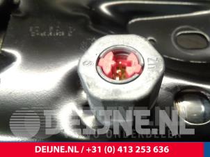 Volvo V70 Front seatbelt, right O3320 photo 3