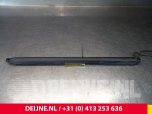 Gebruikte Kofferdekseldemper rechts-achter Volvo V90 II (PW) 2.0 D5 16V AWD Prijs € 145,00 Margeregeling aangeboden door van Deijne Onderdelen Uden B.V.